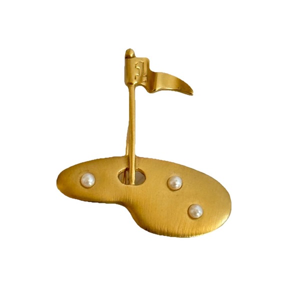 Avon Jewelry - Gorgeous Vintage Avon Brooch Pin Golf Tee Time Brushed Gold Tone Faux Pearls ⛳️